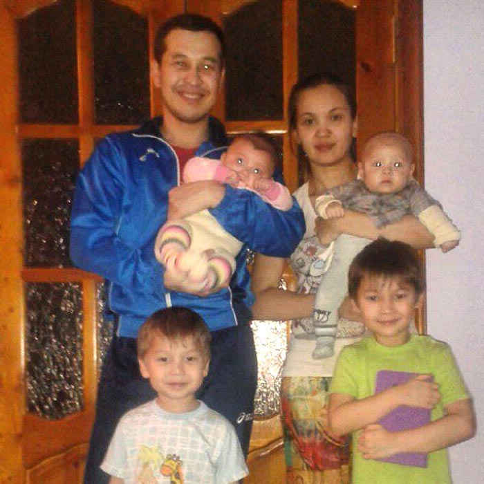 Данияр Алимбаев с женой и детьми