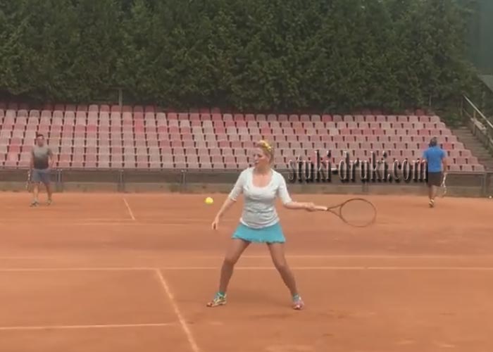 Мария Максакова играет в теннис