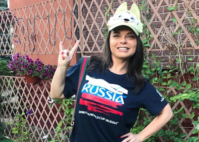 Наташа Королева в футболке Россия
