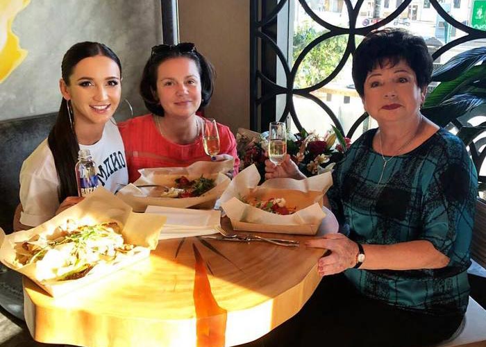 Ольга Бузова с мамой и бабушкой в ресторане