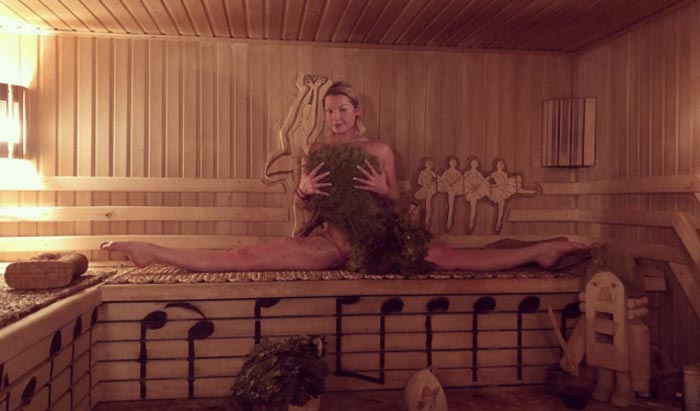 Анастасия Волочкова шпагат в бане