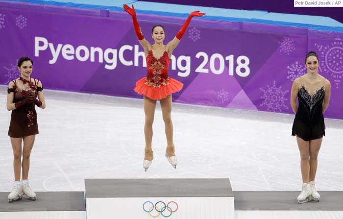 Евгения Медведева на подиуме Олимпиады 2018