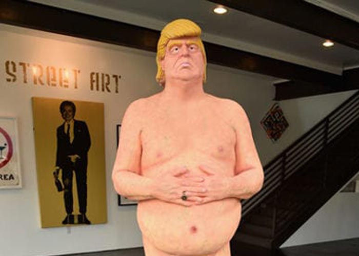статуя голый Дональд Трамп
