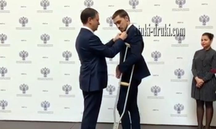 Дима Билан на костылях получает звание Заслуженный артист Российской Федерации 2