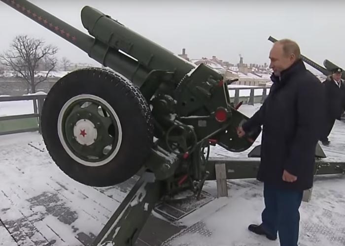 Владимир Путин возле гаубицы
