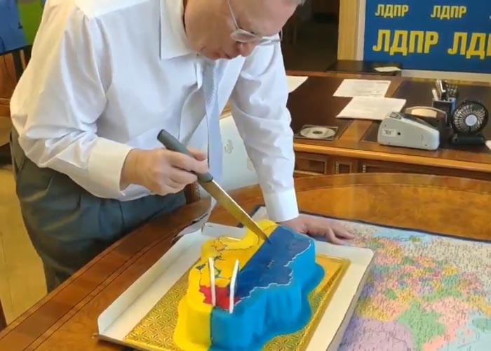 Владимир Жириновский делит торт в виде Украины