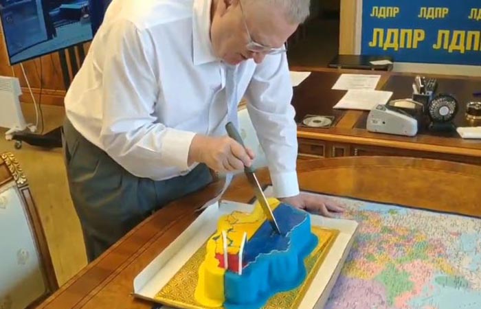 Владимир Жириновский делит торт в виде Украины 2