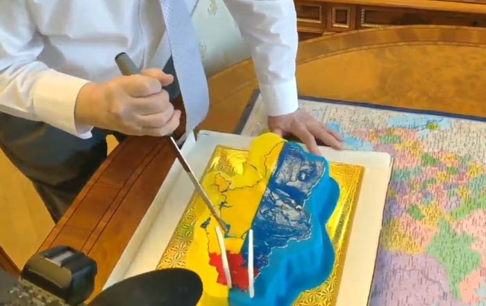 Владимир Жириновский делит торт в виде Украины 3