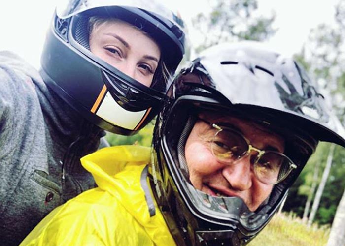 Дмитрий Дибров и Полина Диброва в мотоциклетных шлемах