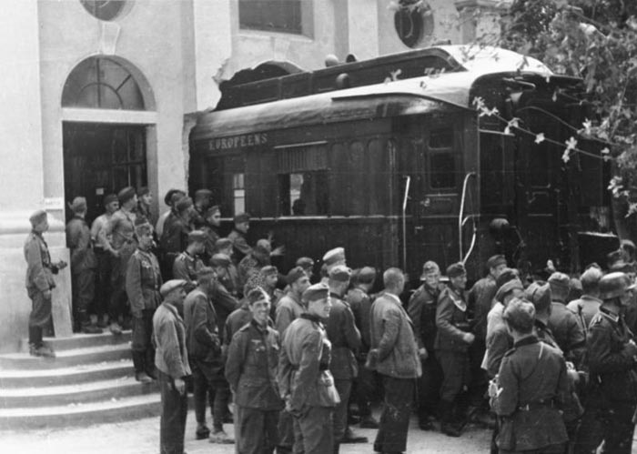 Компьенский вагон вывозят из музея