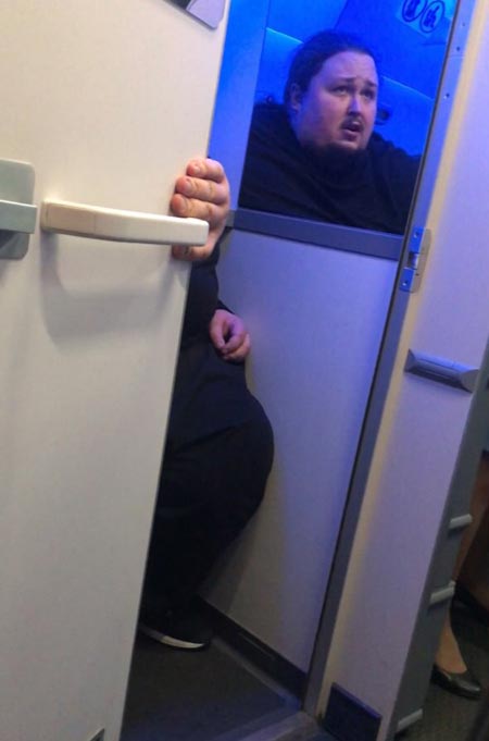 Сын Никаса Сафронова застрял в туалете на борту самолета