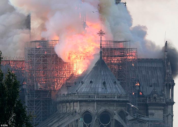 Пожар в Соборе Парижской Богоматери 2