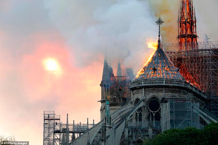 Пожар в Соборе Парижской Богоматери 3