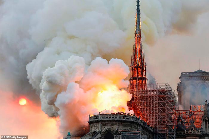 Пожар в Соборе Парижской Богоматери 4