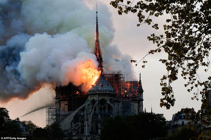 Пожар в Соборе Парижской Богоматери 6