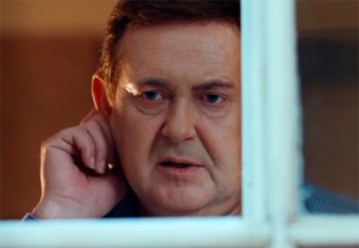 кадр Человек у окна 2