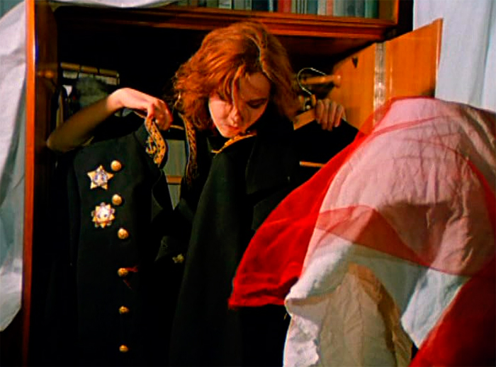 Кадр из фильма Чёрная роза – эмблема печали, красная роза – эмблема любви кадр Чёрная роза – эмблема печали, красная роза – эмблема любви 10