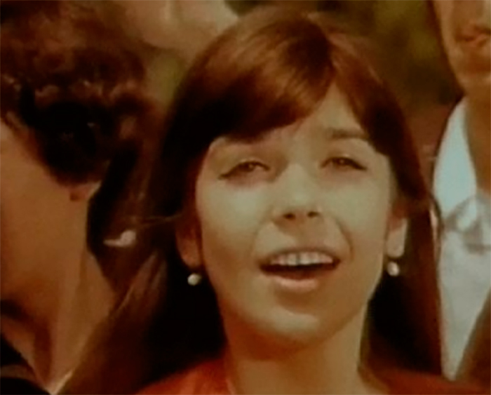 кадр Девушка и море 4