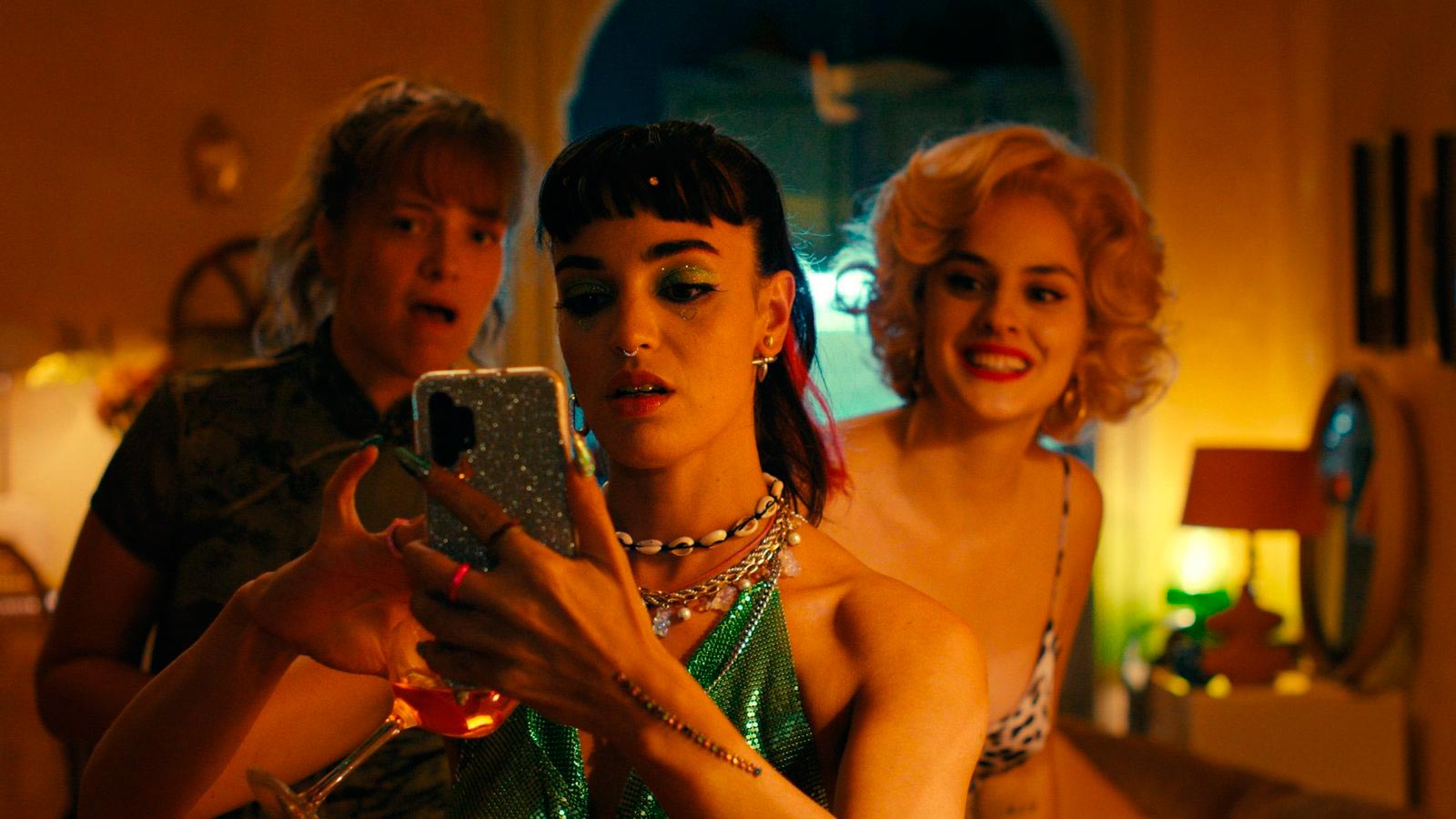 кадр Девушки на балконе 3