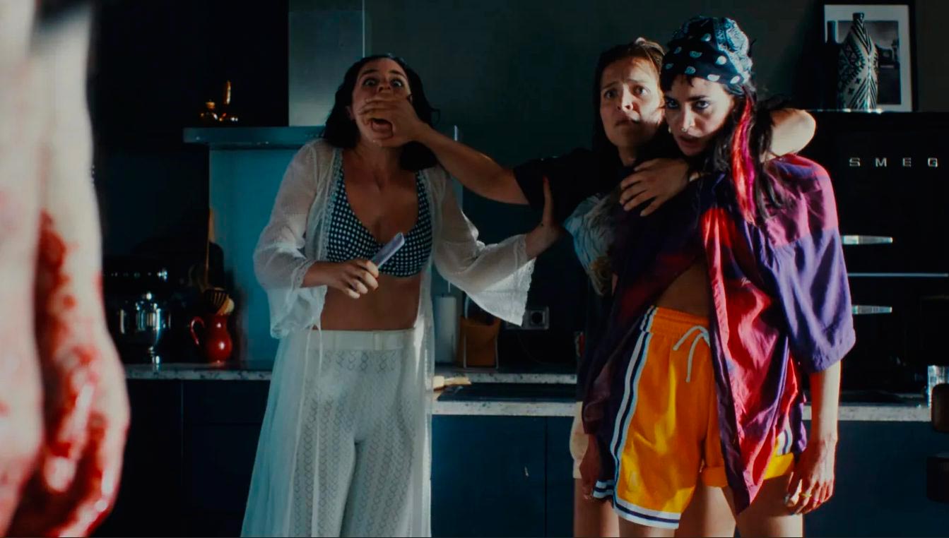 кадр Девушки на балконе 4