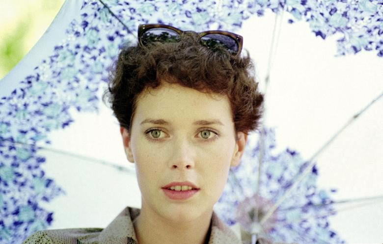 Кадр из фильма Эмманюэль кадр фильм Эмманюэль 12