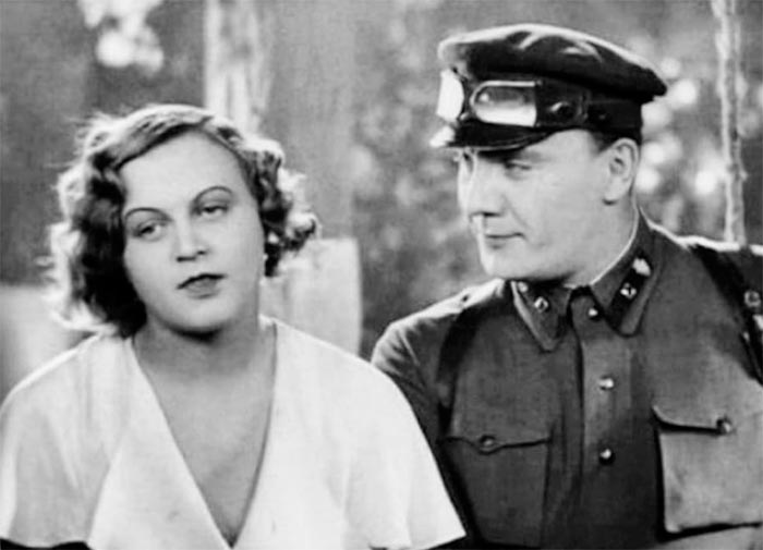 Кадр из фильма Горячие денёчки кадр Горячие денёчки 2