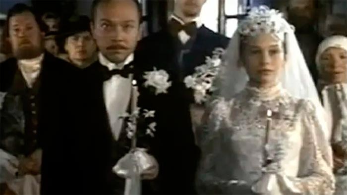 Кадр из фильма Колечко золотое, букет из алых роз кадр Колечко золотое, букет из алых роз 2