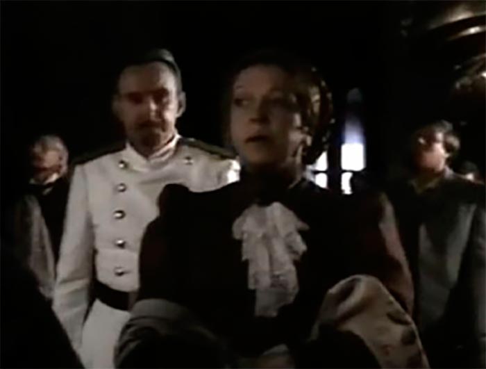 Кадр из фильма Колечко золотое, букет из алых роз кадр Колечко золотое, букет из алых роз 4