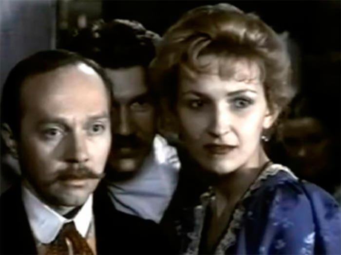 Кадр из фильма Колечко золотое, букет из алых роз кадр Колечко золотое, букет из алых роз 6