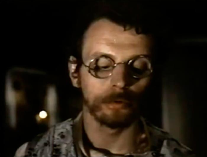 Кадр из фильма Колечко золотое, букет из алых роз кадр Колечко золотое, букет из алых роз 8