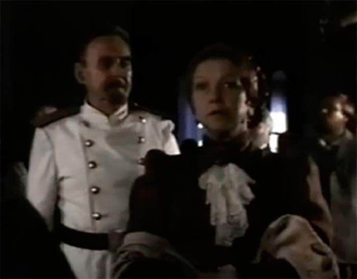 Кадр из фильма Колечко золотое, букет из алых роз кадр Колечко золотое, букет из алых роз 9