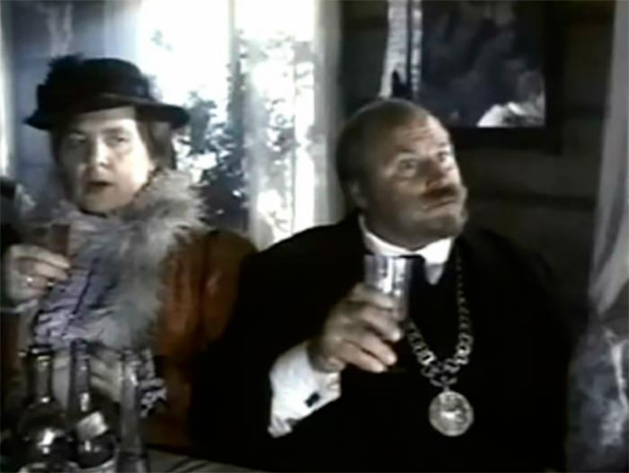 Кадр из фильма Колечко золотое, букет из алых роз кадр Колечко золотое, букет из алых роз 10