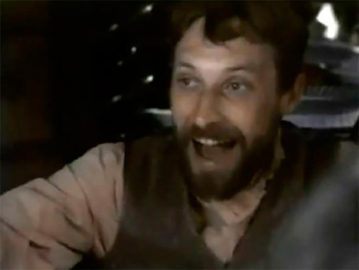 Кадр из фильма Колечко золотое, букет из алых роз кадр Колечко золотое, букет из алых роз 11