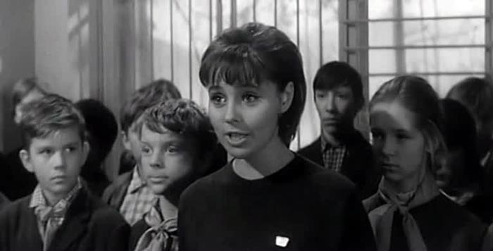 кадр Мимо окон идут поезда 2