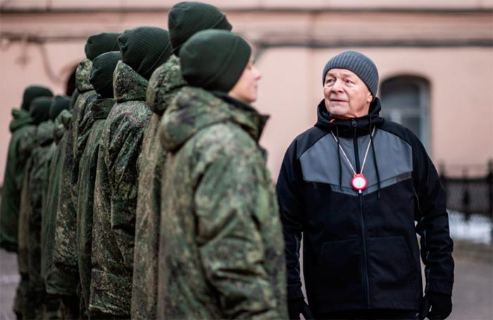 кадр Отставник. Ближний бой 4