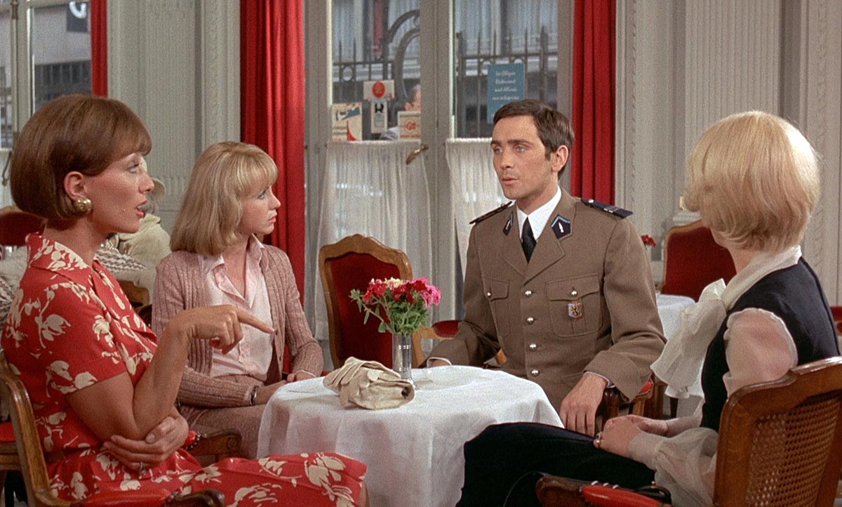 кадр Скромное обаяние буржуазии 6