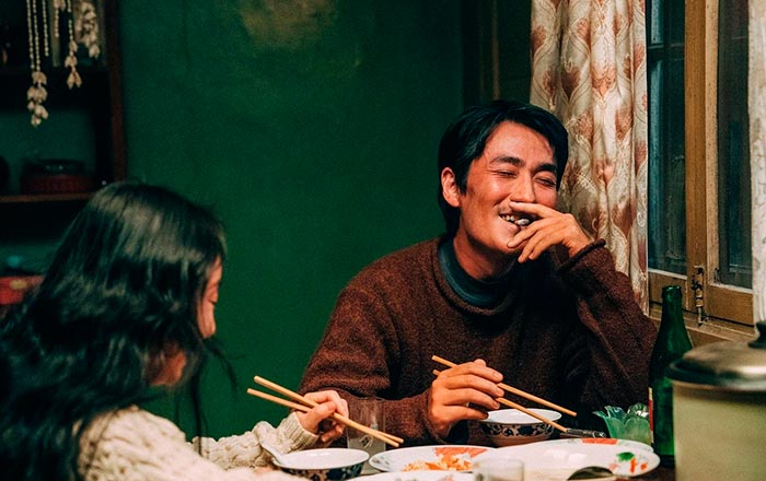 кадр Только течёт река 7