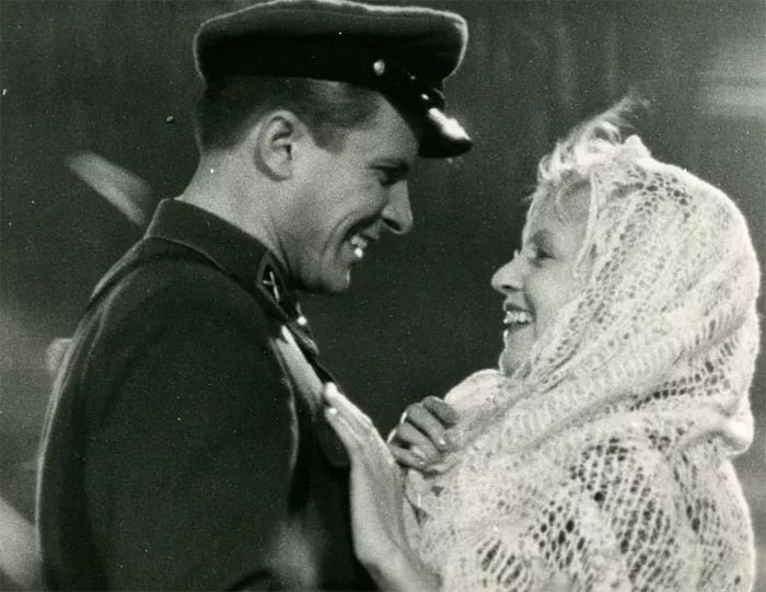 кадр В 6 часов вечера после войны 2