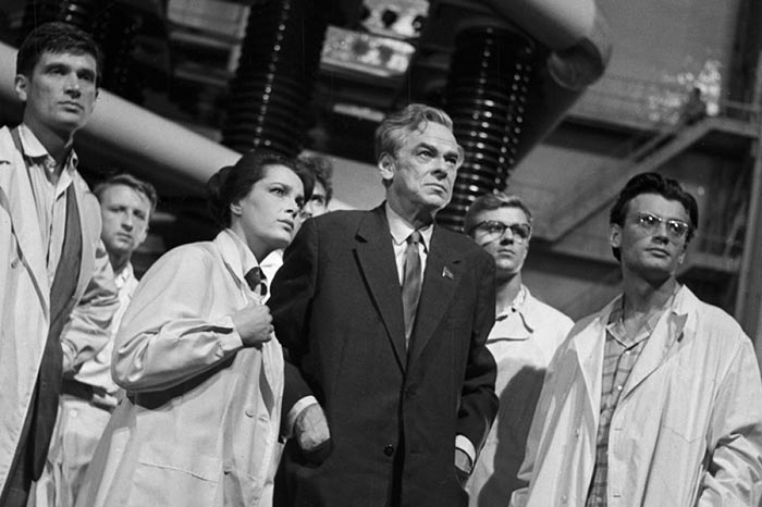 Кадр из фильма Всё остаётся людям кадр Всё остаётся людям 2