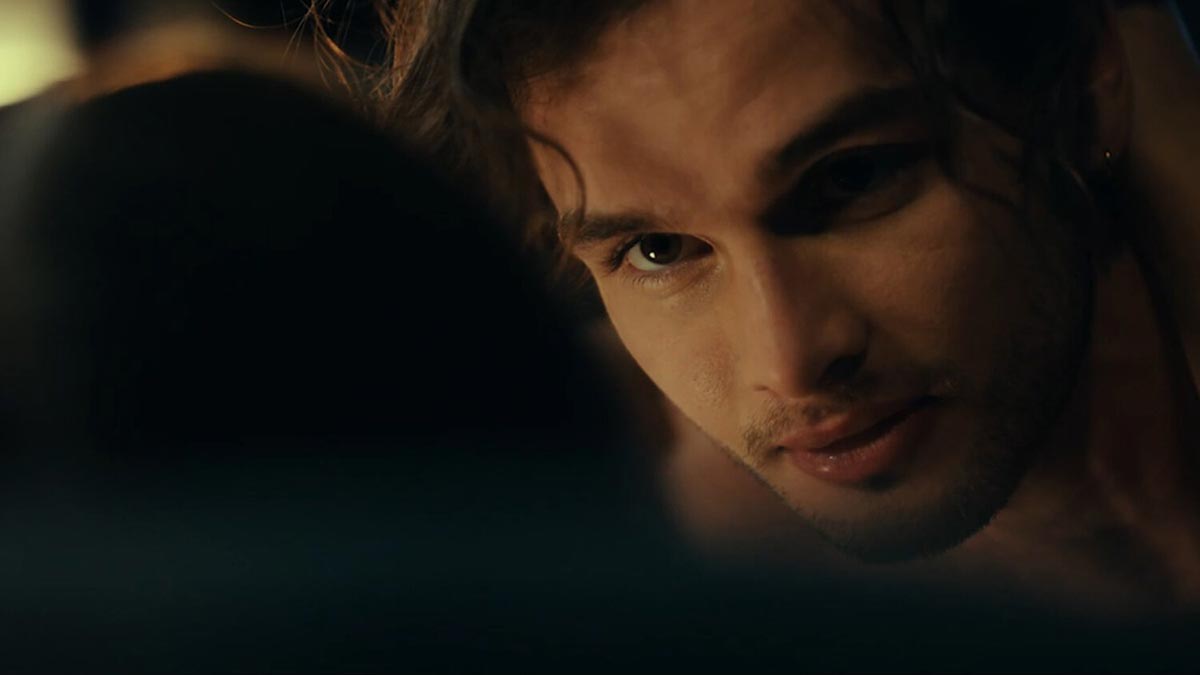 кадр Все оттенки красного 2