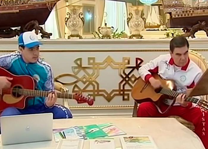 Гурбангулы Бердымухамедов и внук поют