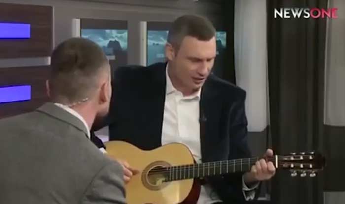 Виталий Кличко поет под гитару