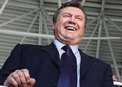 Янукович смеется