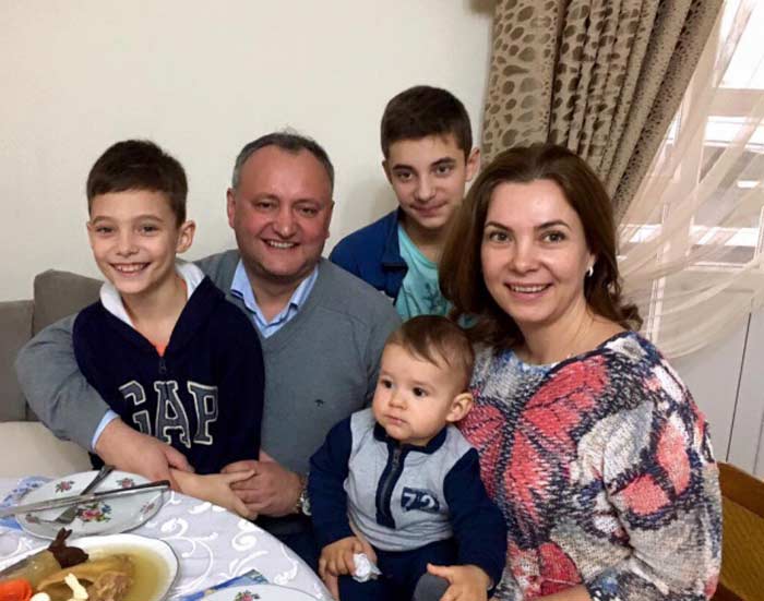 Игорь Додон с женой и детьми