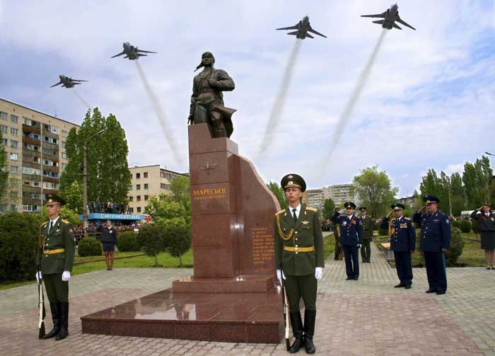 памятник Маресьеву в Камышине