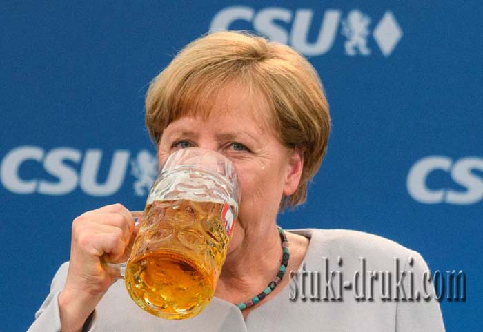 Ангела Меркель с пивом
