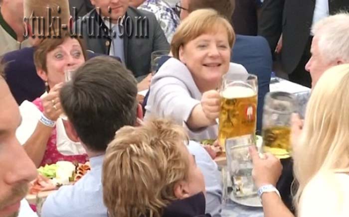 Ангела Меркель с пивом 3