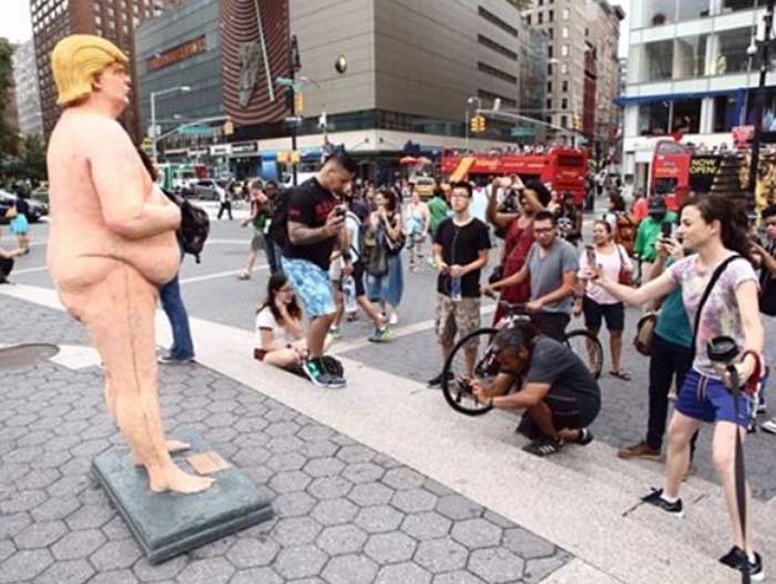 статуя голого Трампа