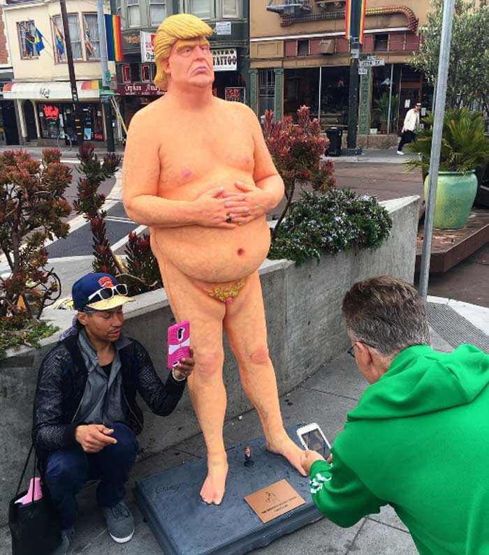 статуя голого Трампа 3