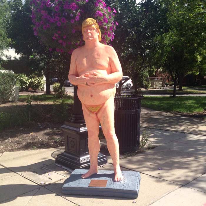 статуя голого Трампа 5